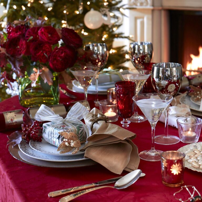 21 Christmas Table Settings to Make Your Holiday Gatherings Magical